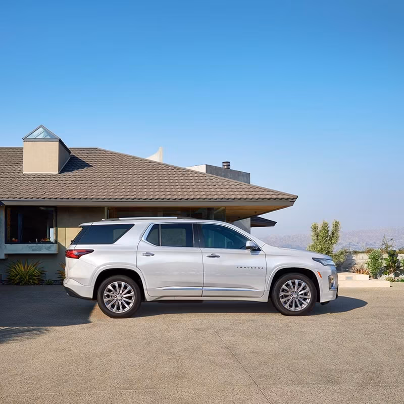 2025 Chevrolet TRAVERSE LT Leather (FWD) - Image 2